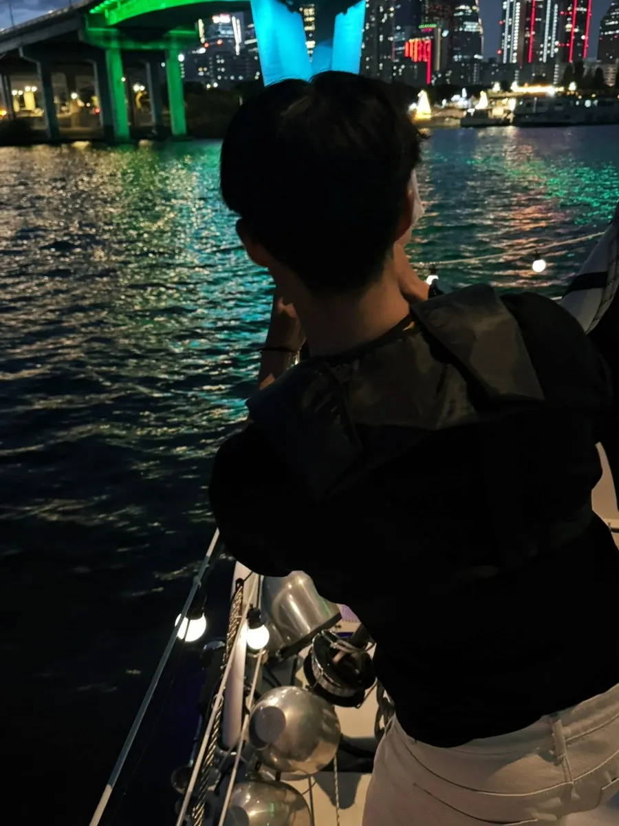 Yacht returning on the darkened Han River