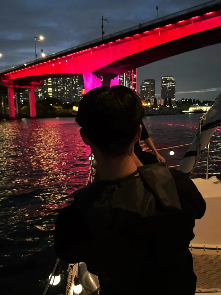 Han River yacht returning with night views