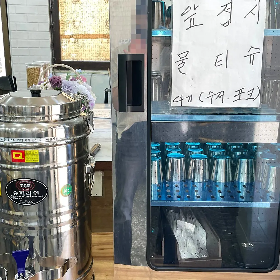 앞접시와 물티슈, 아기 수저가 놓인 셀프 코너