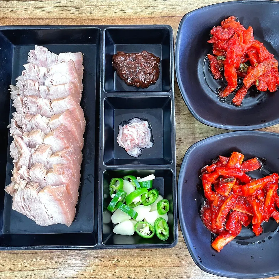 한돈수육 반접시와 명태회무침 구성