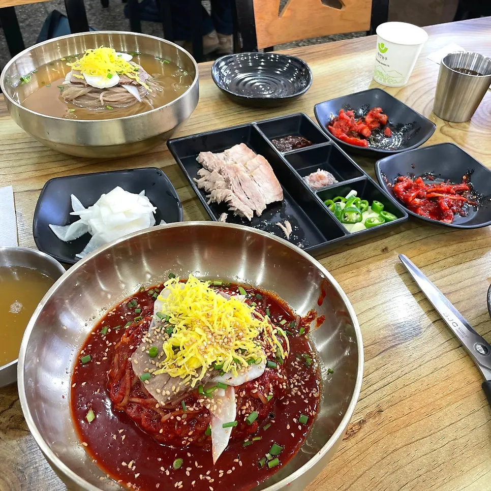 양이 넉넉한 냉면 그릇 클로즈업