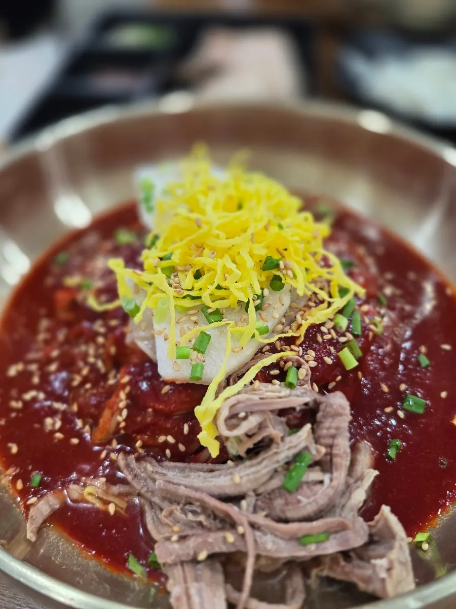 A generous bowl of bibim naengmyeon