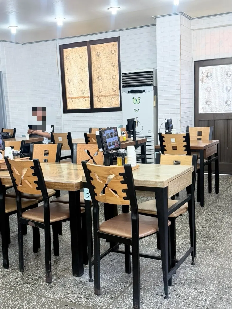 ที่นั่งภายในร้าน Seoul Myeonok ที่มีระยะห่างระหว่างโต๊ะกว้างขวาง