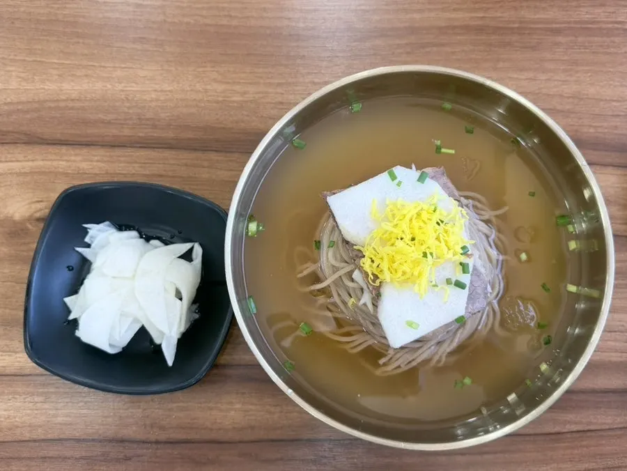 เพียงยางเนงมยอนของ Seoul Myeonok น้ำซุปเบสดงชิมิ