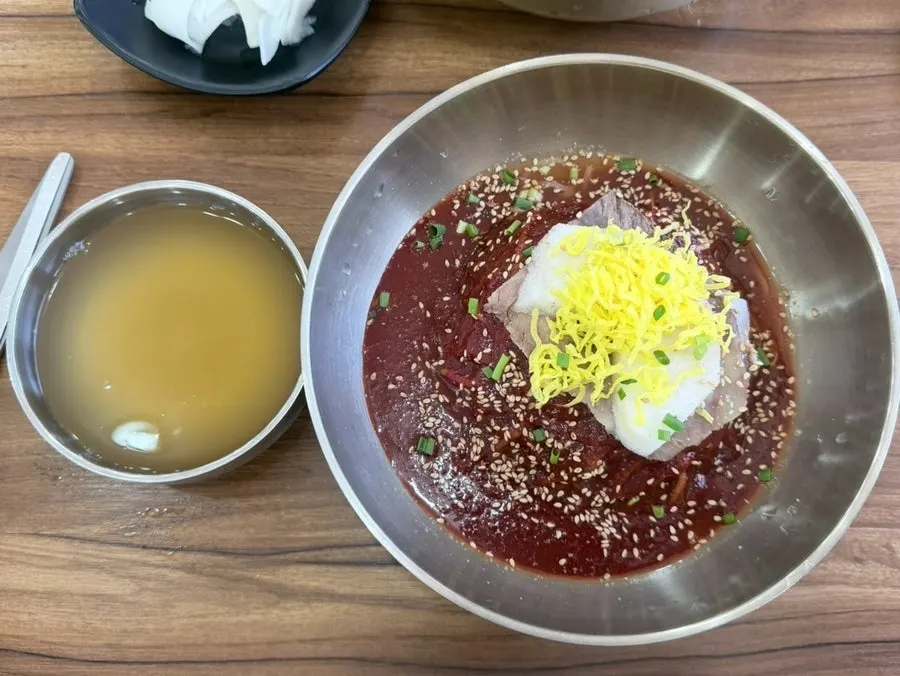 บีบิมเนงมยอนของร้าน Seoul Myeonok ราดซอส