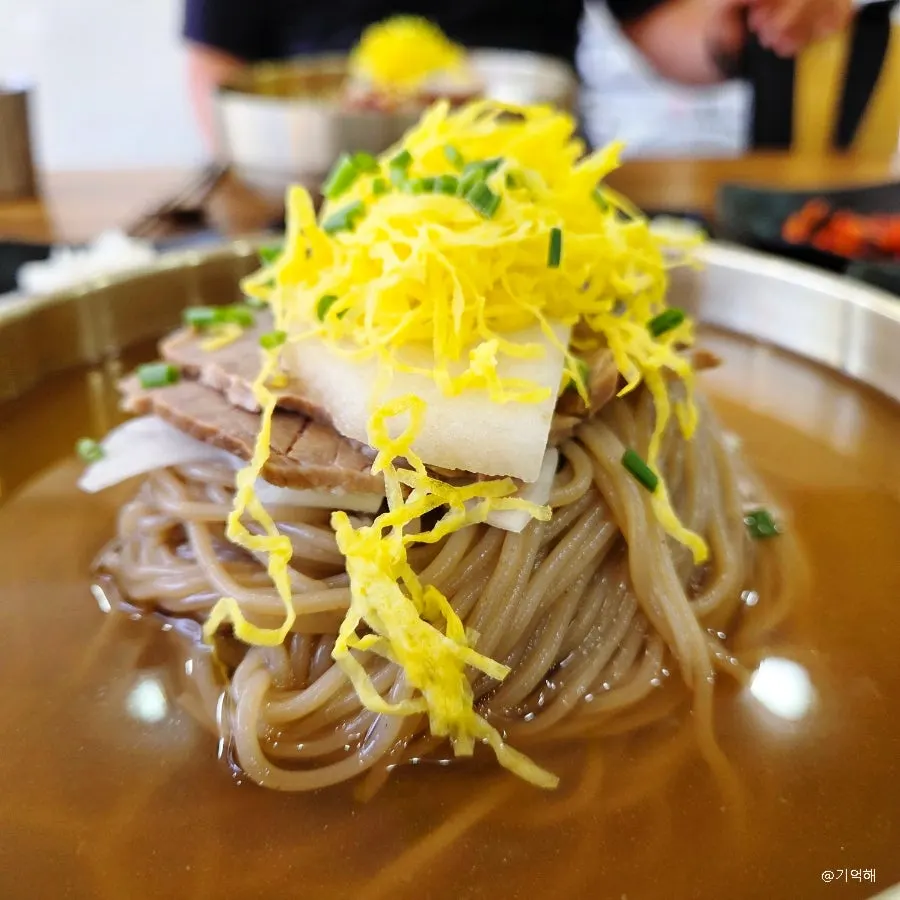 A bowl of pyongyang naengmyeon at Seoul Myeonok