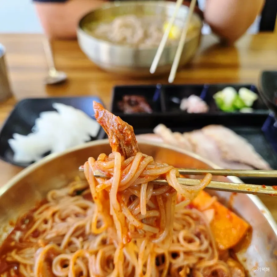 Generous meat piled on top of bibim naengmyeon