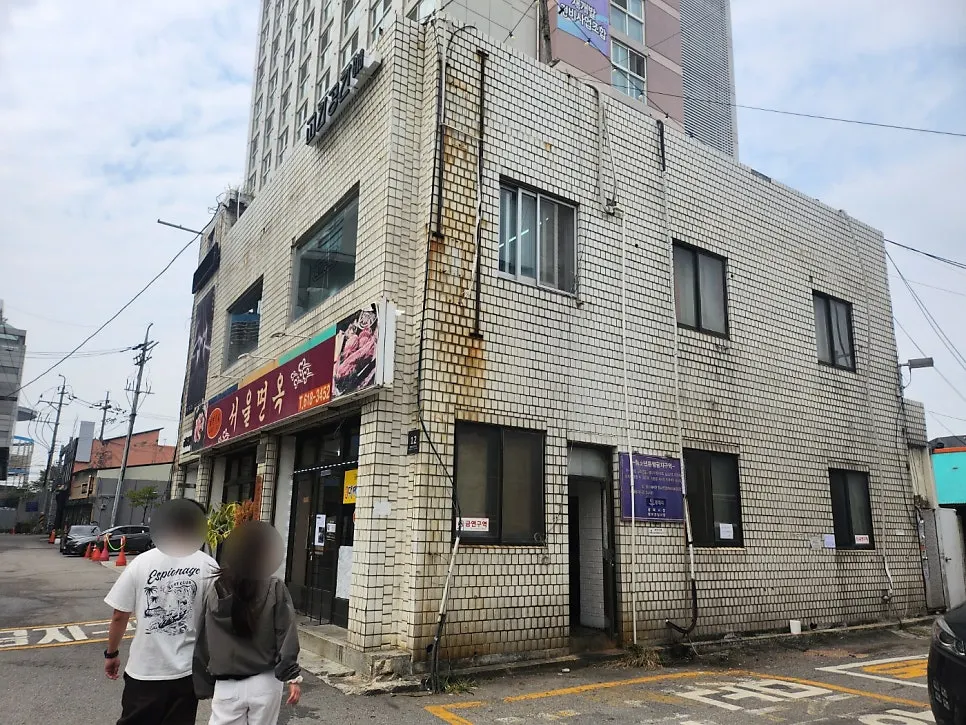 Seoul Myeonok's old-fashioned exterior in front of Pyeongtaek Station
