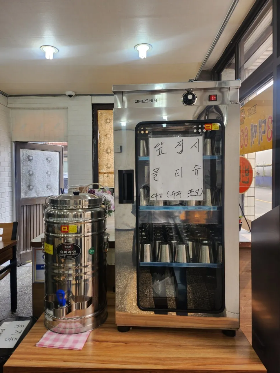 CatchTable waitlist kiosk and warm broth at the entrance of Seoul Myeonok