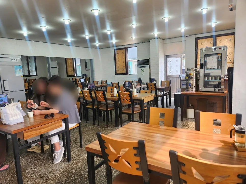 Tables and seating inside Seoul Myeonok