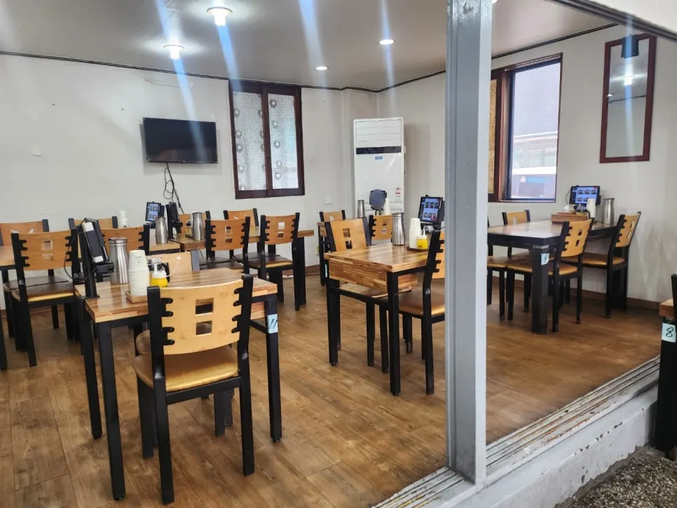 The old-fashioned dining hall interior of Seoul Myeonok