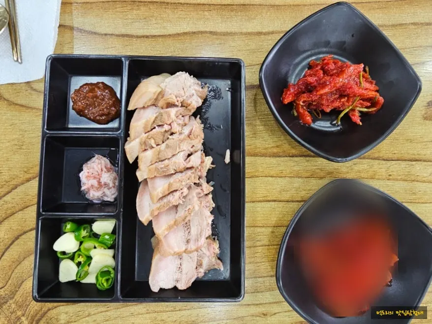 서빙된 삼겹살 수육 반접시 상차림