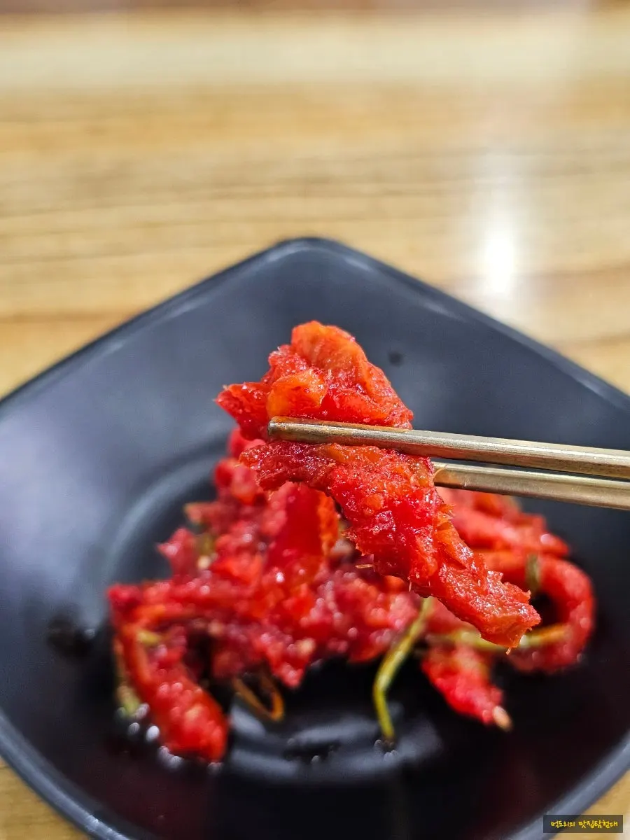 반찬으로 푸짐하게 나온 명태회무침