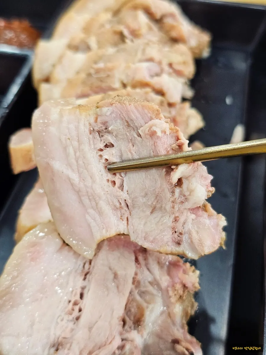 명태회무침과 수육을 함께 담은 접시