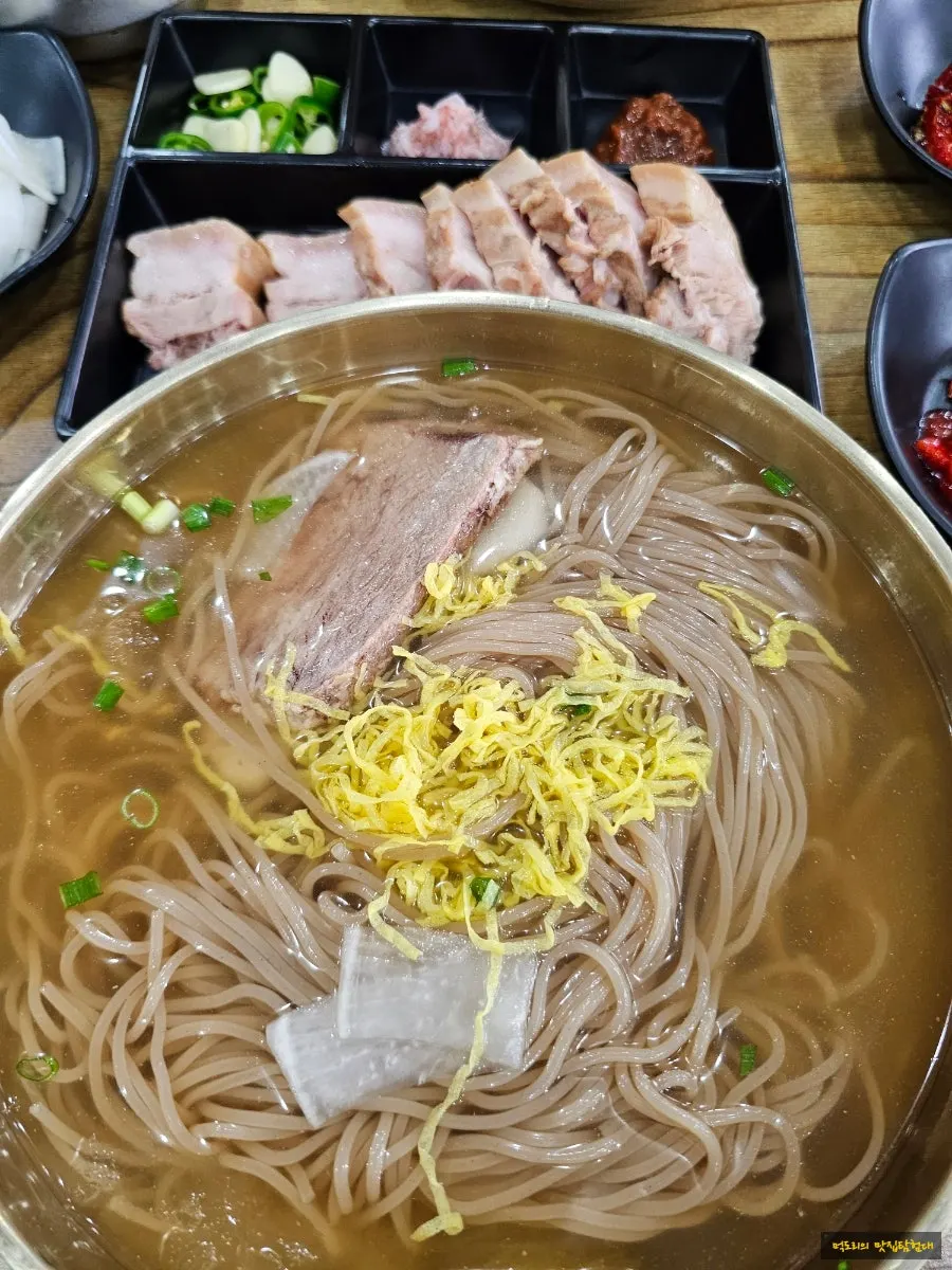 양념장과 새우젓, 고추를 곁들인 수육