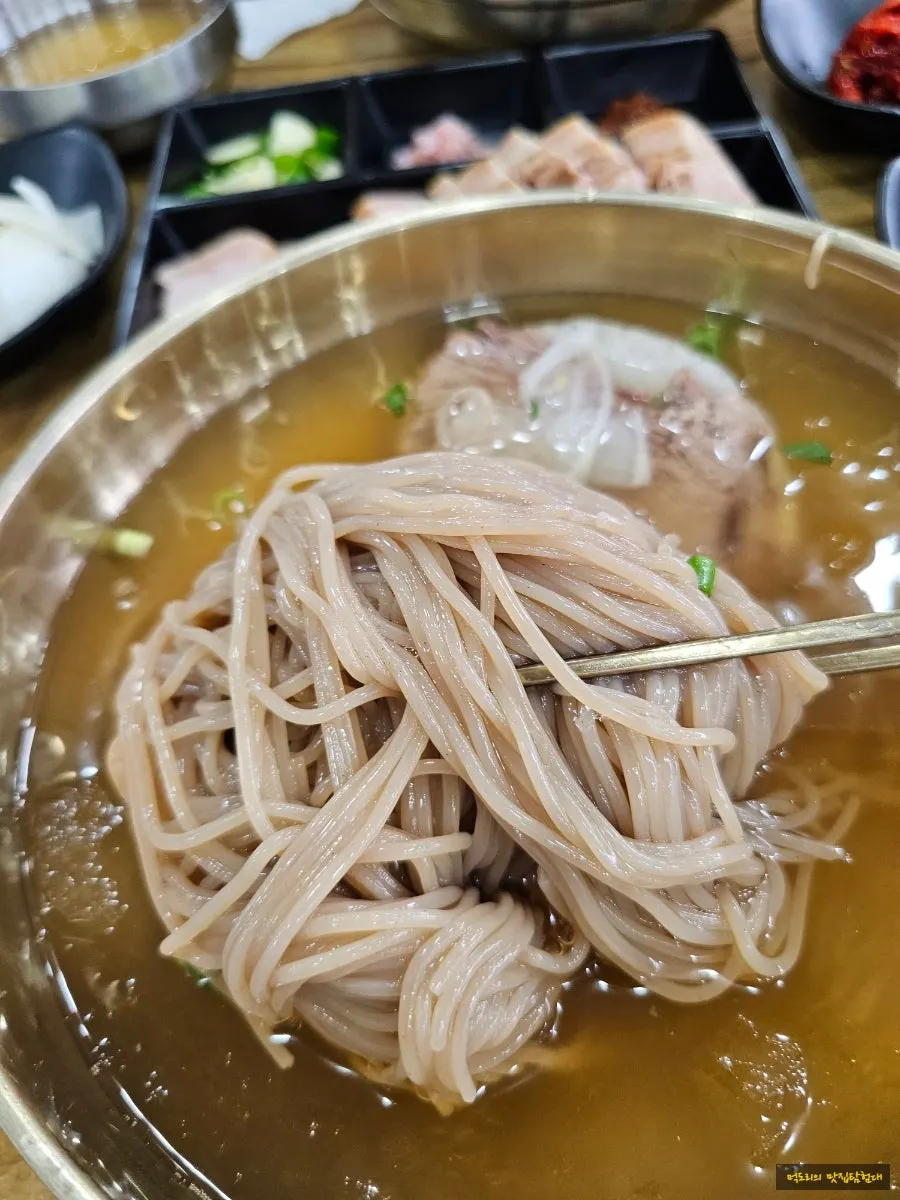 소고기 편육과 배, 계란지단이 올라간 평양냉면
