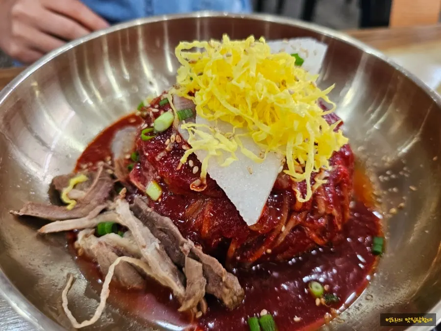 그릇 한가득 담긴 두꺼운 냉면 면발