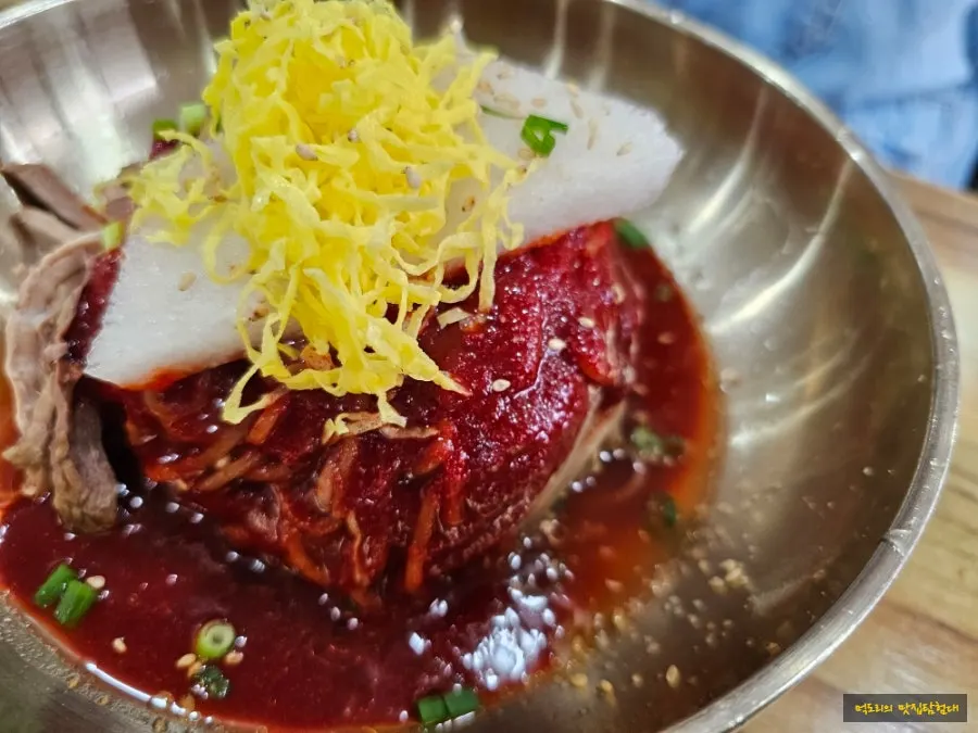 매콤한 양념의 서울면옥 비빔냉면