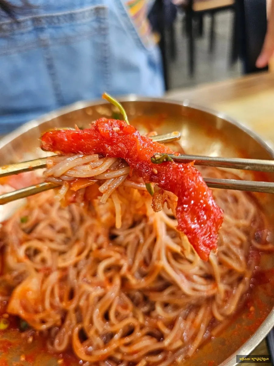 비빔냉면 면발을 들어올린 모습