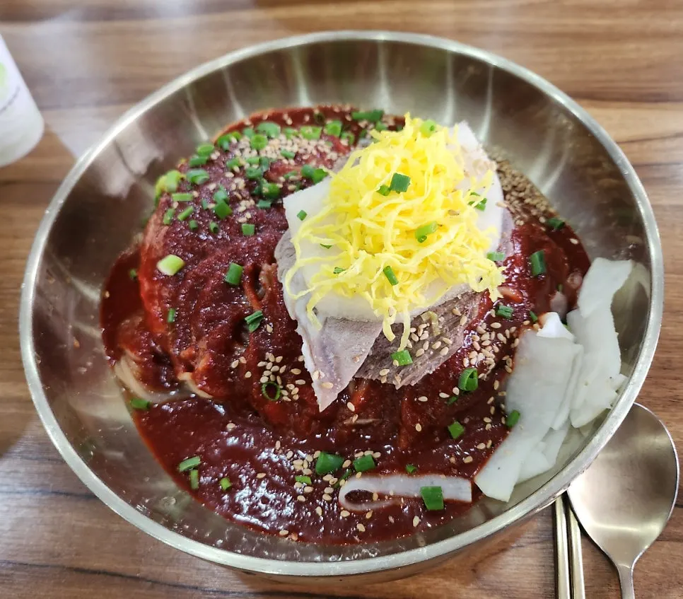 Large-sized bibim naengmyeon at Seoul Myeonok