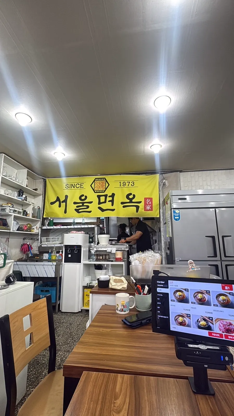 깔끔하게 정리된 서울면옥 식기와 소스