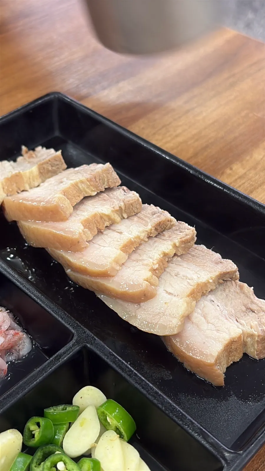 수육과 함께 나온 무말랭이와 명태회무침