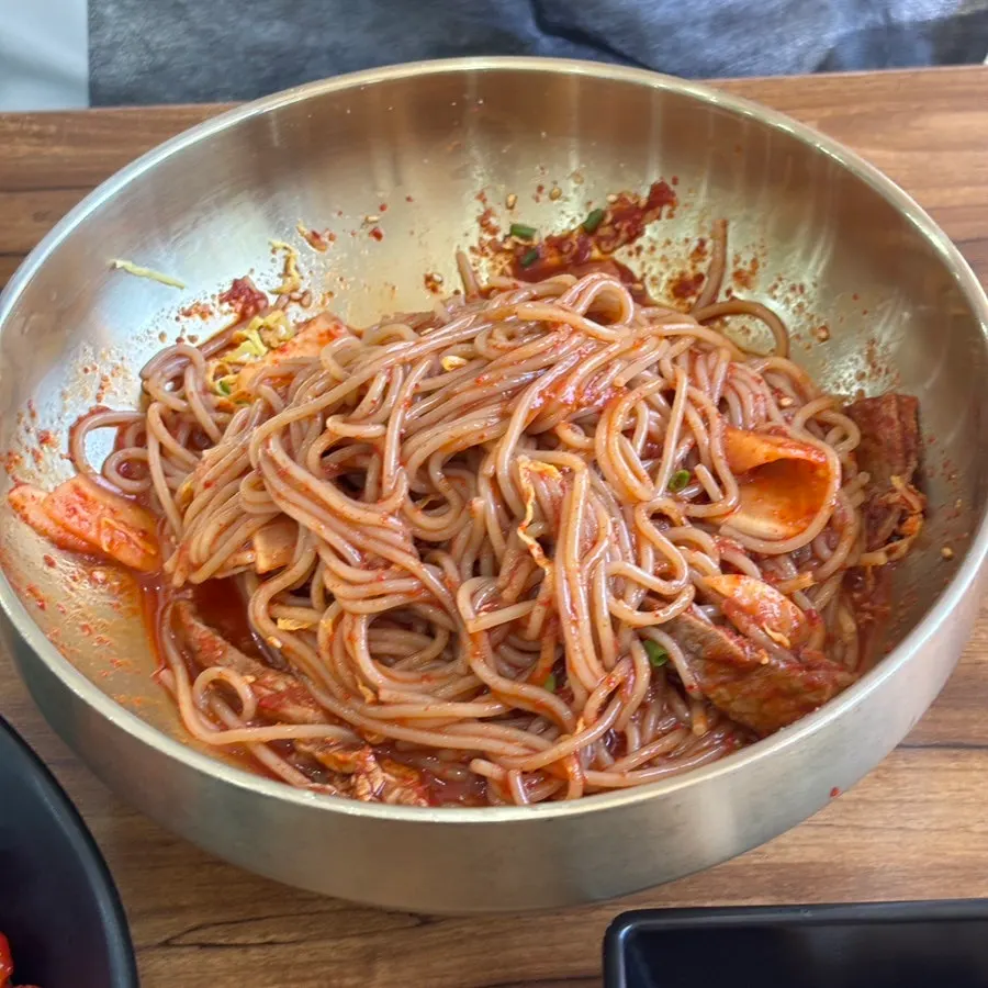 Bibim naengmyeon after mixing in the sauce