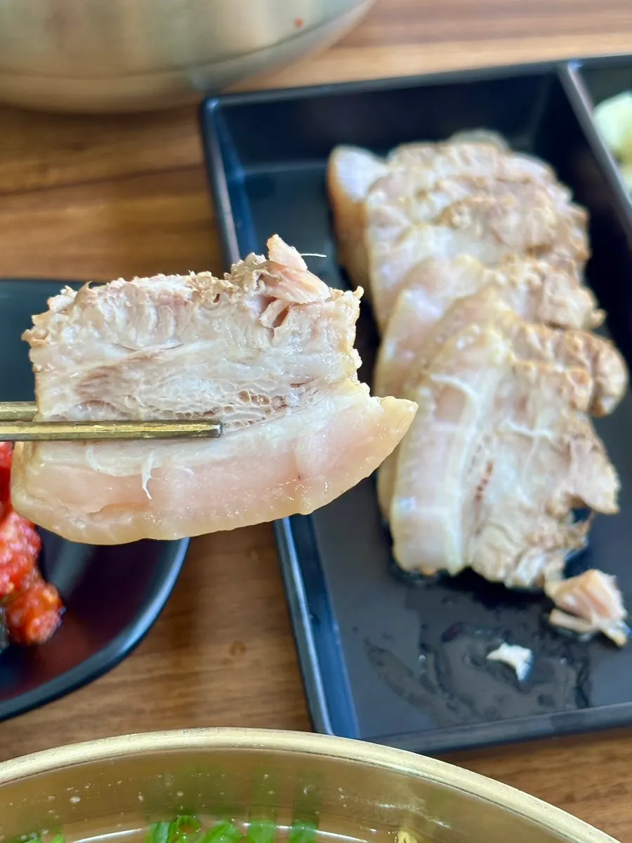 Pork belly boiled meat served with garlic and chili peppers