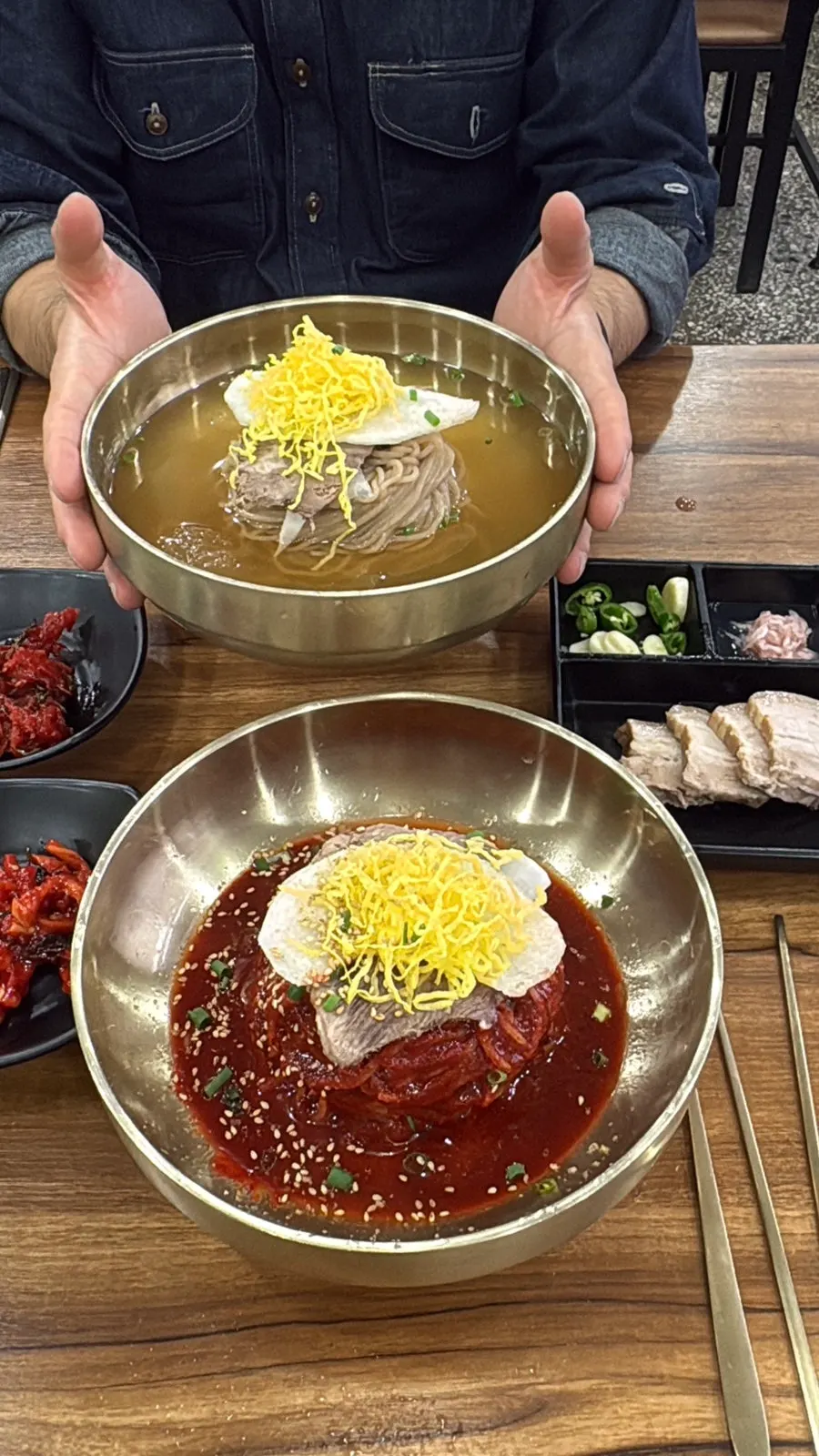 비빔냉면을 비벼 놓은 모습