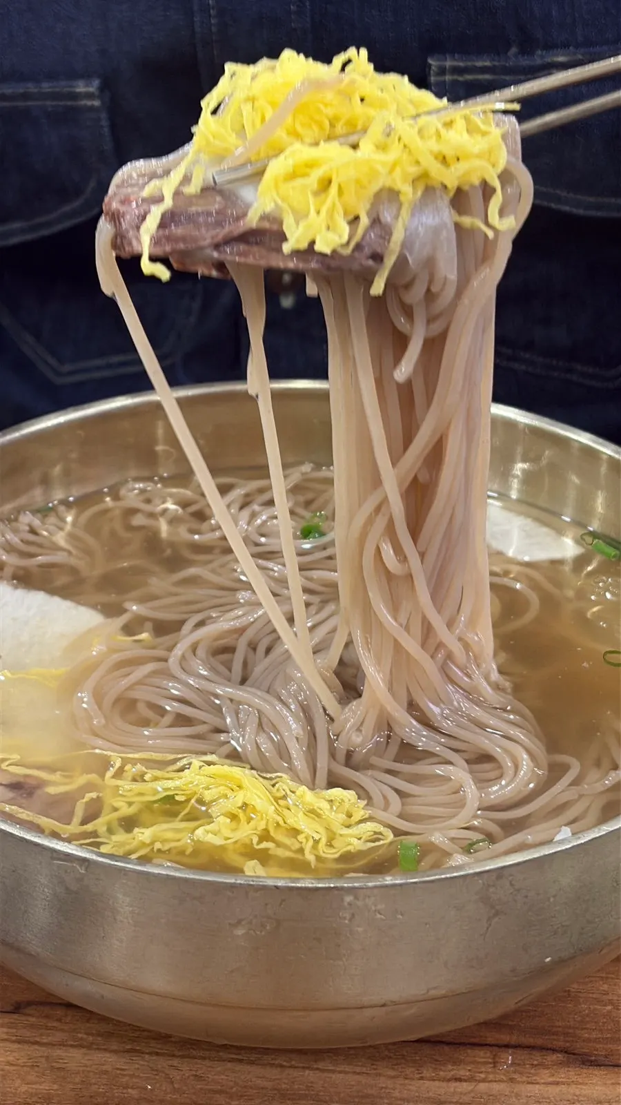 수육에 비빔냉면을 감싼 한 점