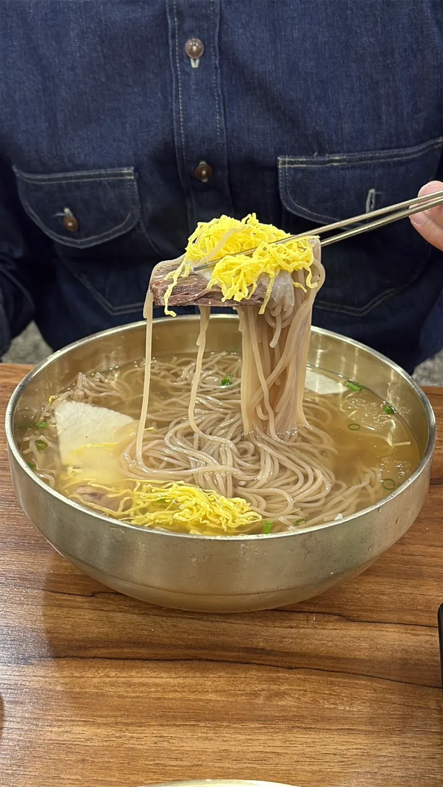 둘이 먹은 냉면 두 그릇과 수육 상차림
