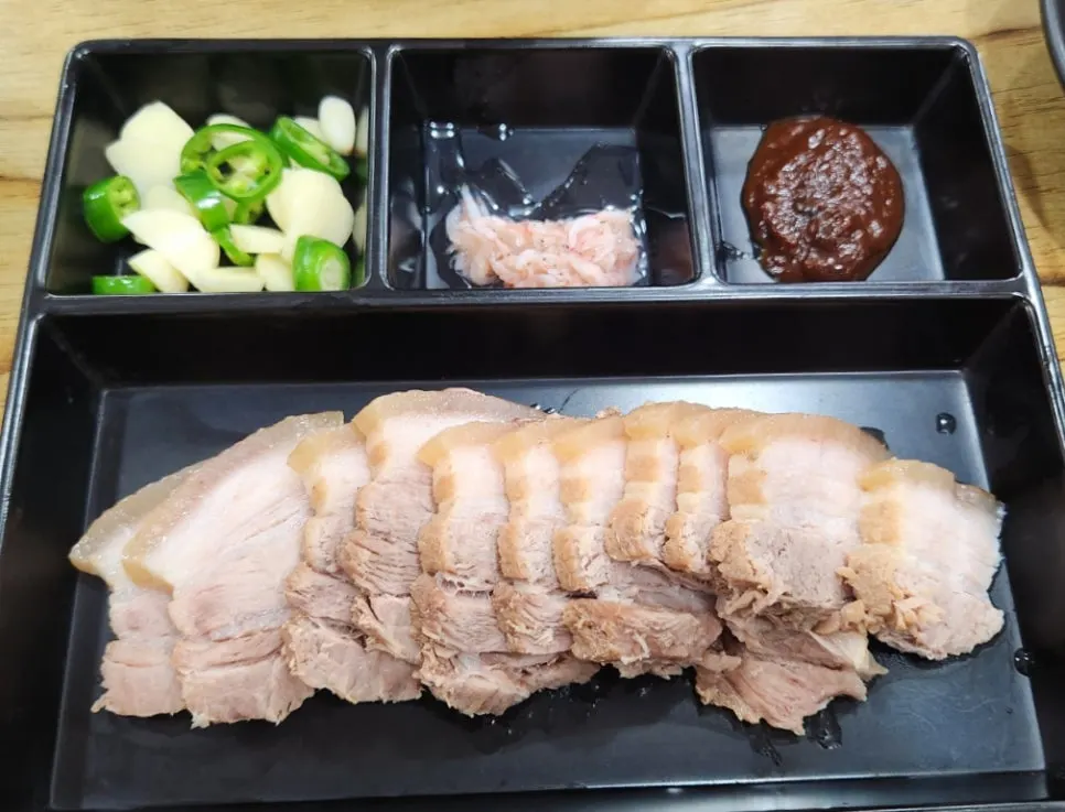 수육과 평양냉면을 함께 놓은 테이블