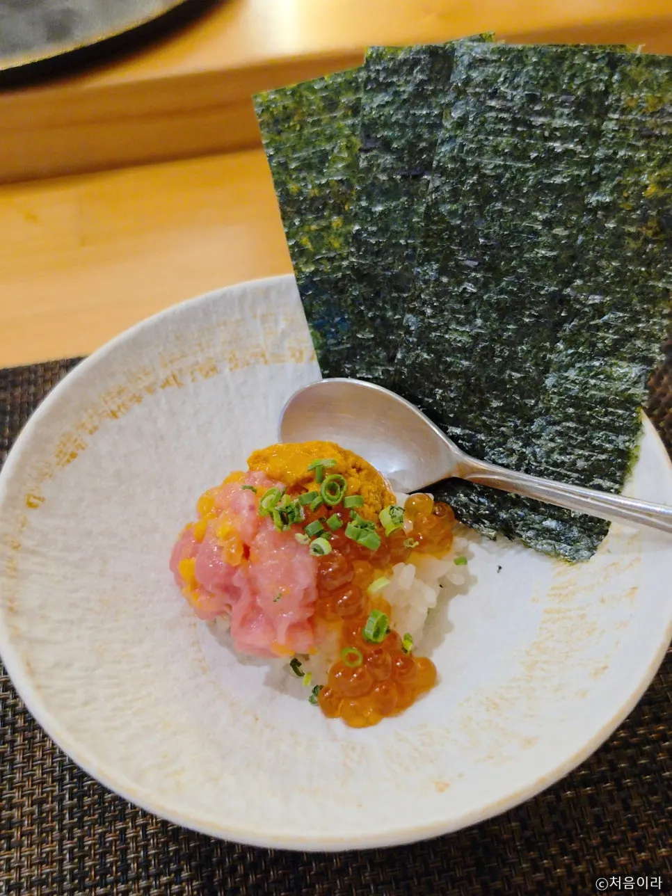 참치와 연어알, 우니를 올린 카이센동