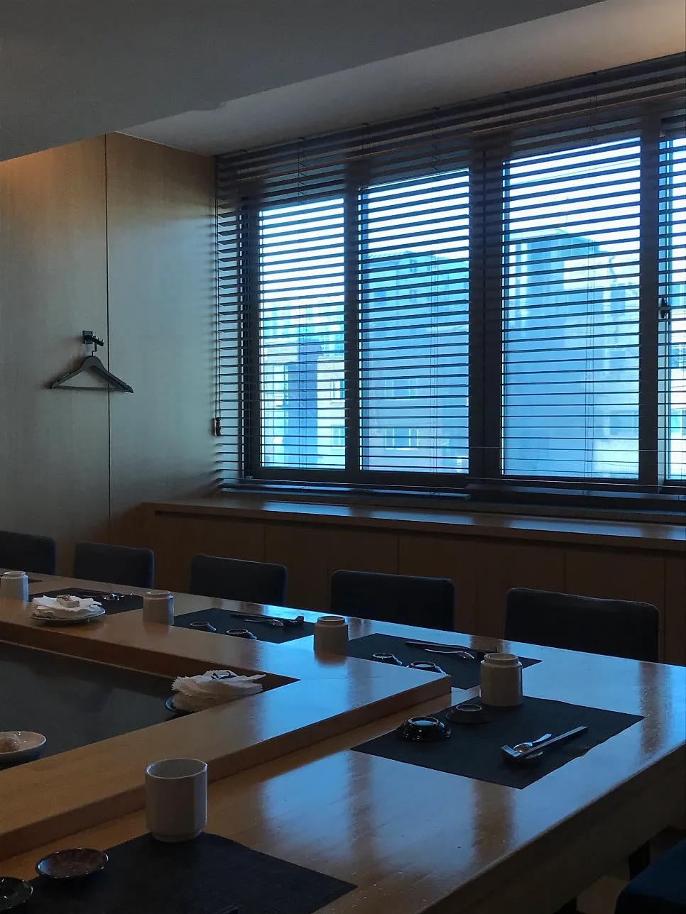 Table seating interior at Sushi Ryeo