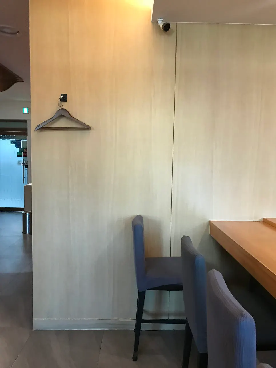 Interior decor and lighting at Sushi Ryeo