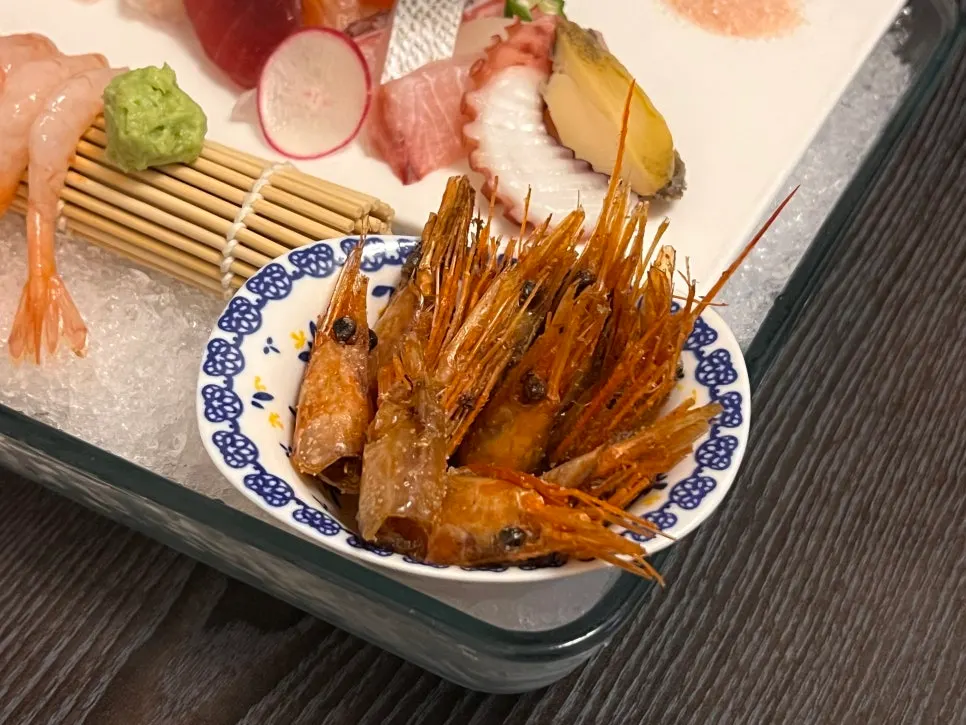 A plate of fried shrimp heads
