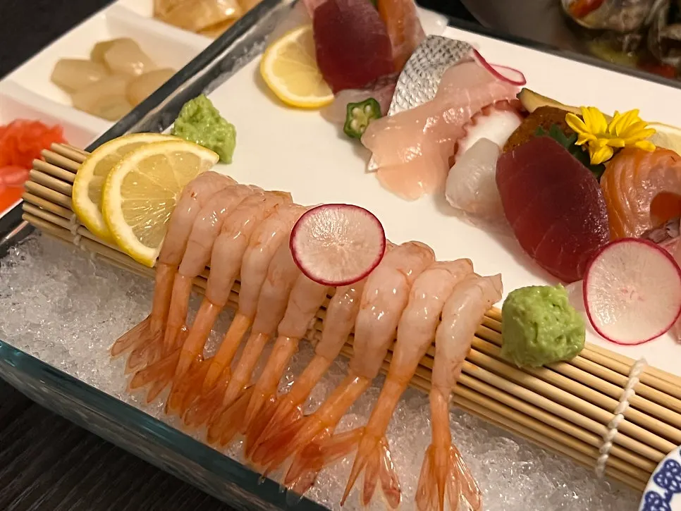 Plated 12-kind sashimi