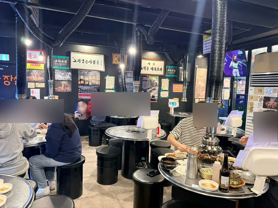 단체 예약석이 있는 넓은 홀 내부