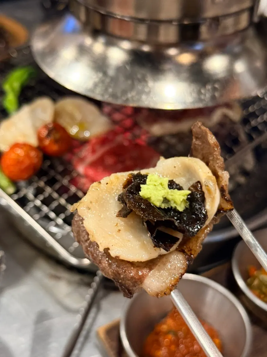 차돌과 관자에 김장아찌와 명이와사비를 올린 차돌삼합