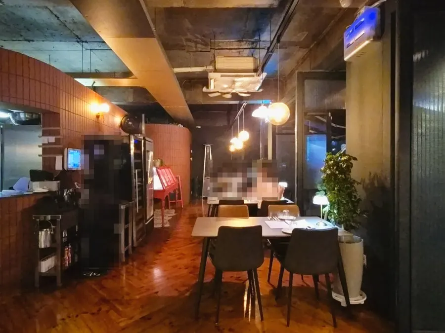 오스테리아 현의 차분한 분위기 내부 좌석