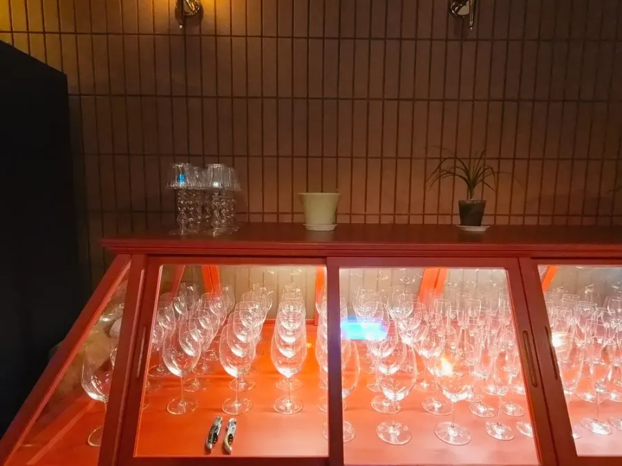 테라스 좌석이 있는 오스테리아 현 매장