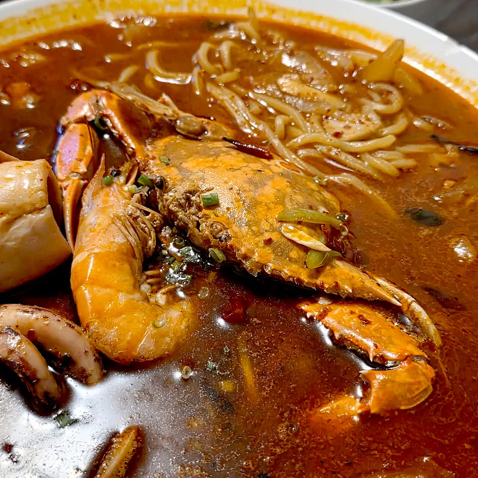 Jjamppong soup with squid and seafood