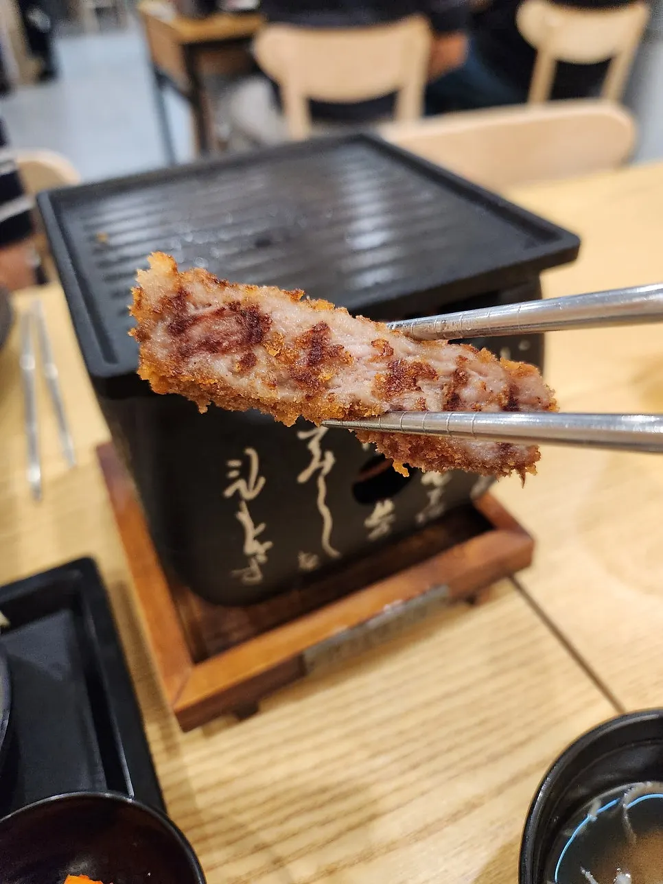 개인 화로에 규카츠를 굽는 모습