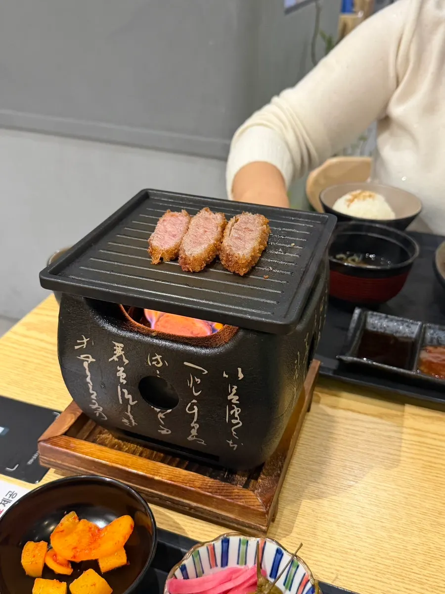 스테이크 덮밥과 잘 어울린 길쭉한 장아찌 사진