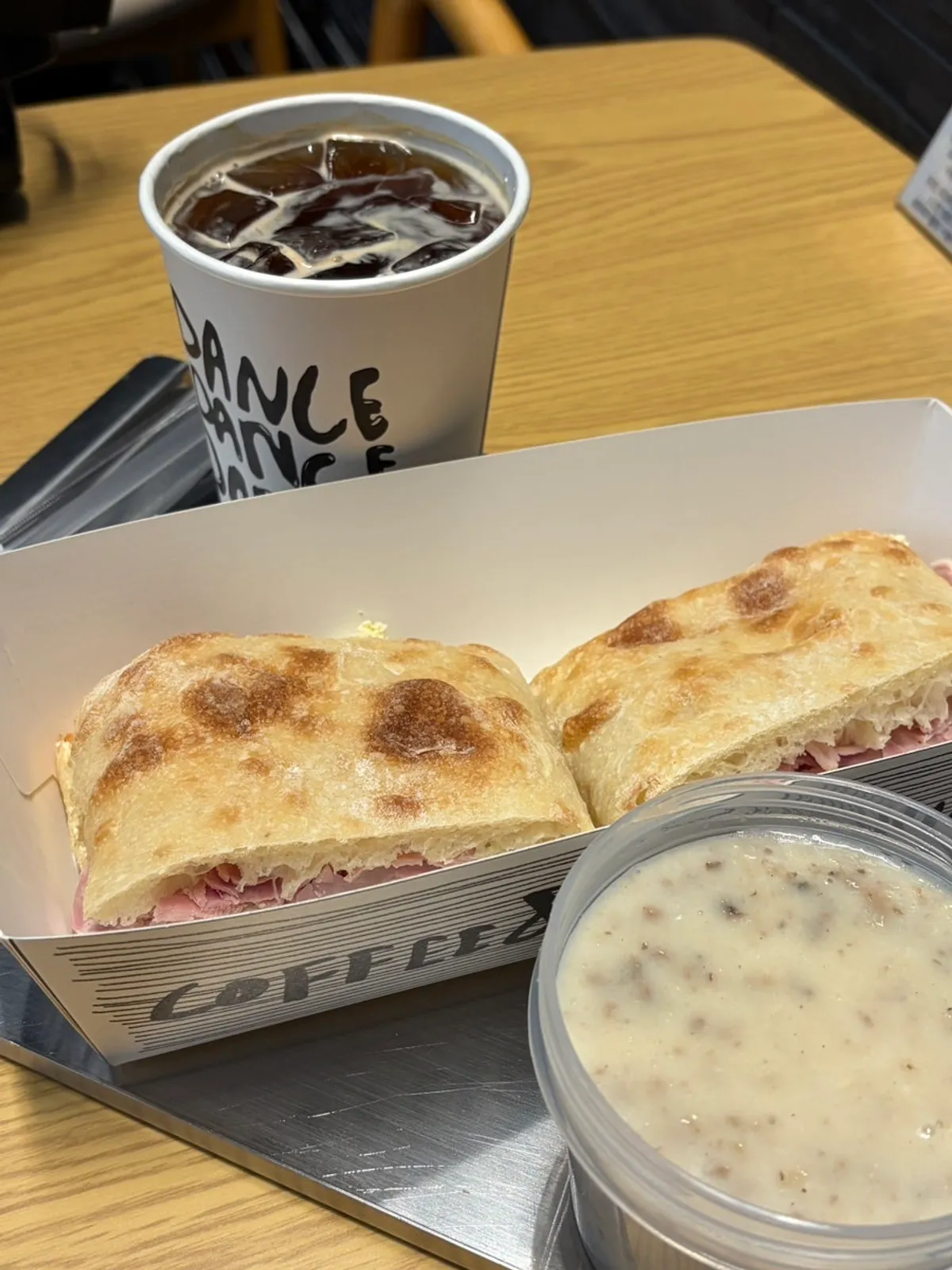 잠봉할라피뇨 치아바타 샌드위치 단면