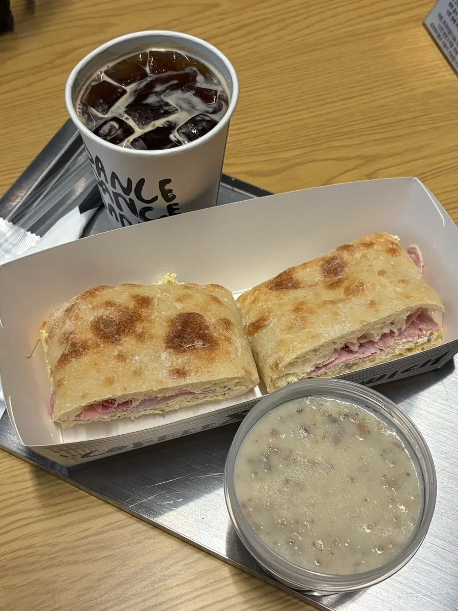 샌드위치와 함께 마신 아이스 아메리카노