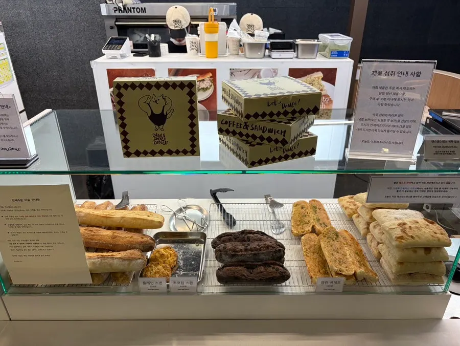 테이블에 차려진 샌드위치 스프 커피 세트