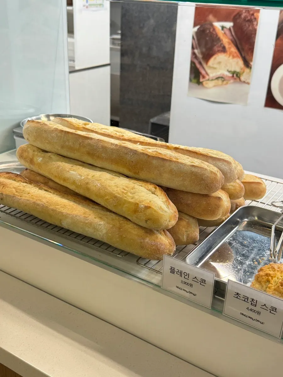 두부크림치즈 바게트가 적힌 메뉴 안내