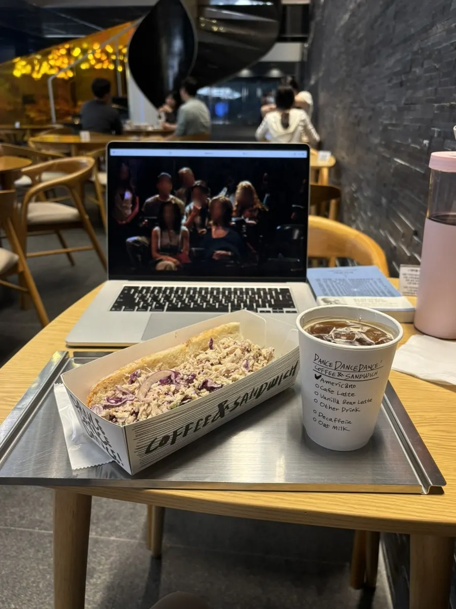 혼자 즐기는 평일 점심 브런치 테이블