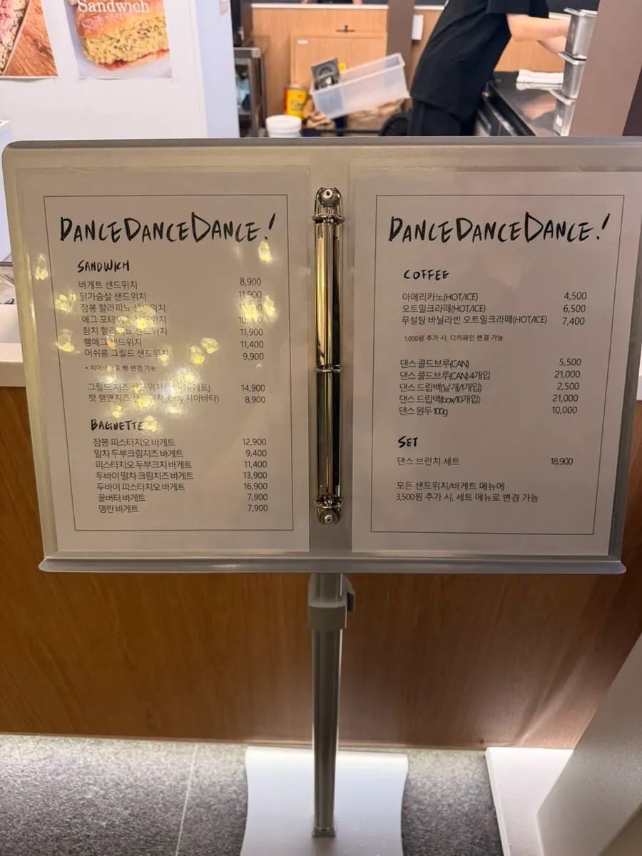 바게트와 치아바타 메뉴가 적힌 매장 안내